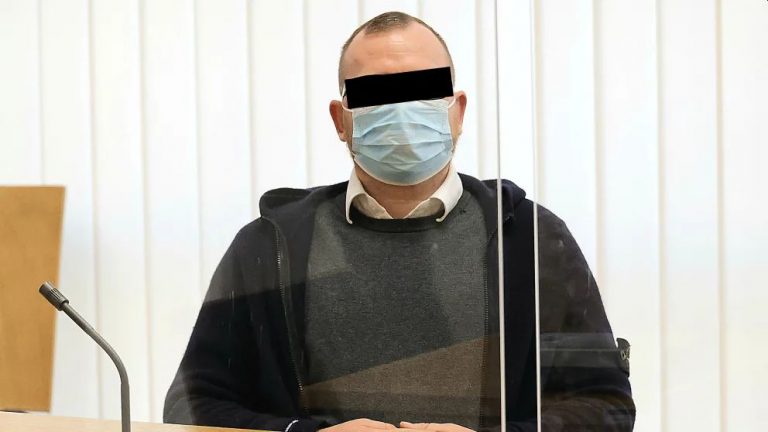 Kevin Arbeit beim Prozess in Chemnitz. Quelle: BILD