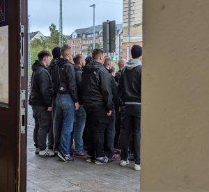 Entstehung eines Gruppenbildes kurz vor der gemeinsamen Anreise nach Hohenstein-Ernstthal am 03.10.2024 am Chemnitzer Hauptbahnhof